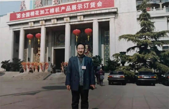  ▲丁老師在棉花成套設(shè)備展覽會(huì)門前
